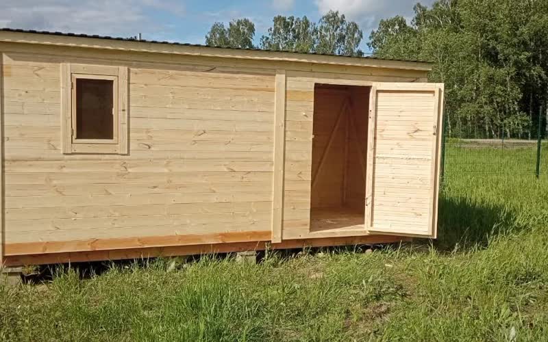 Хозблок с окном и распашной дверью на открытом участке